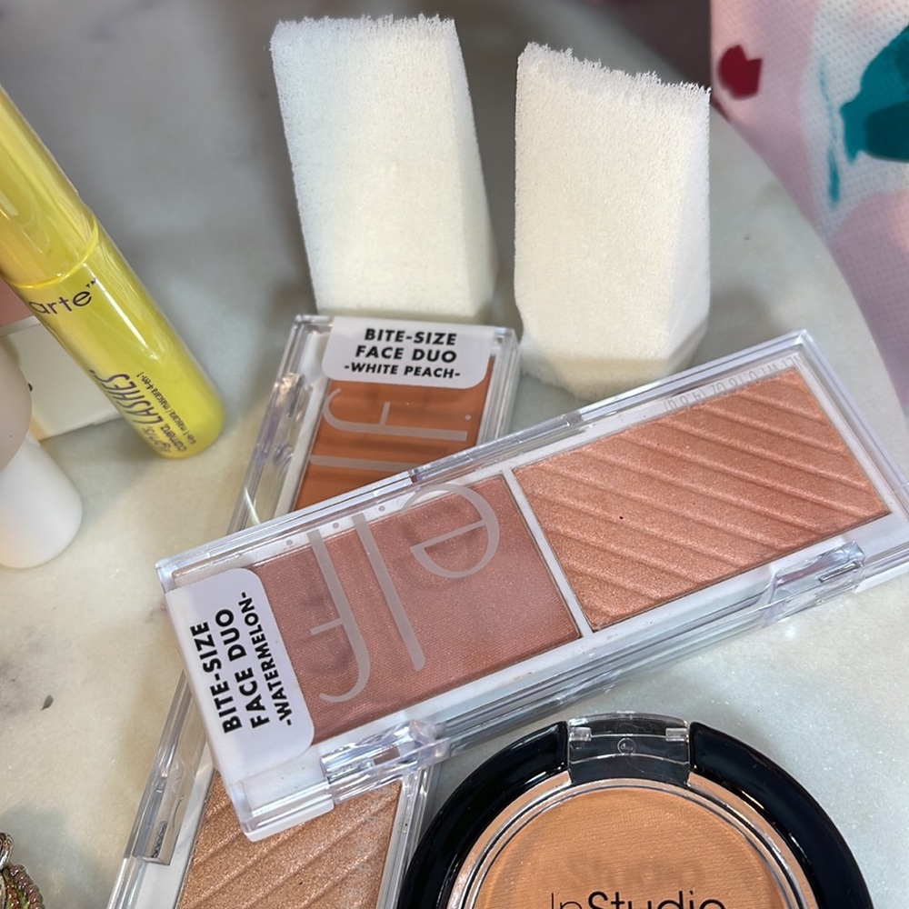 LARGE BUNDLE OF BEAUTY PRODUCTS & JEWELRY W/Lg. Cosmetic Bag - Picture 8 of 17